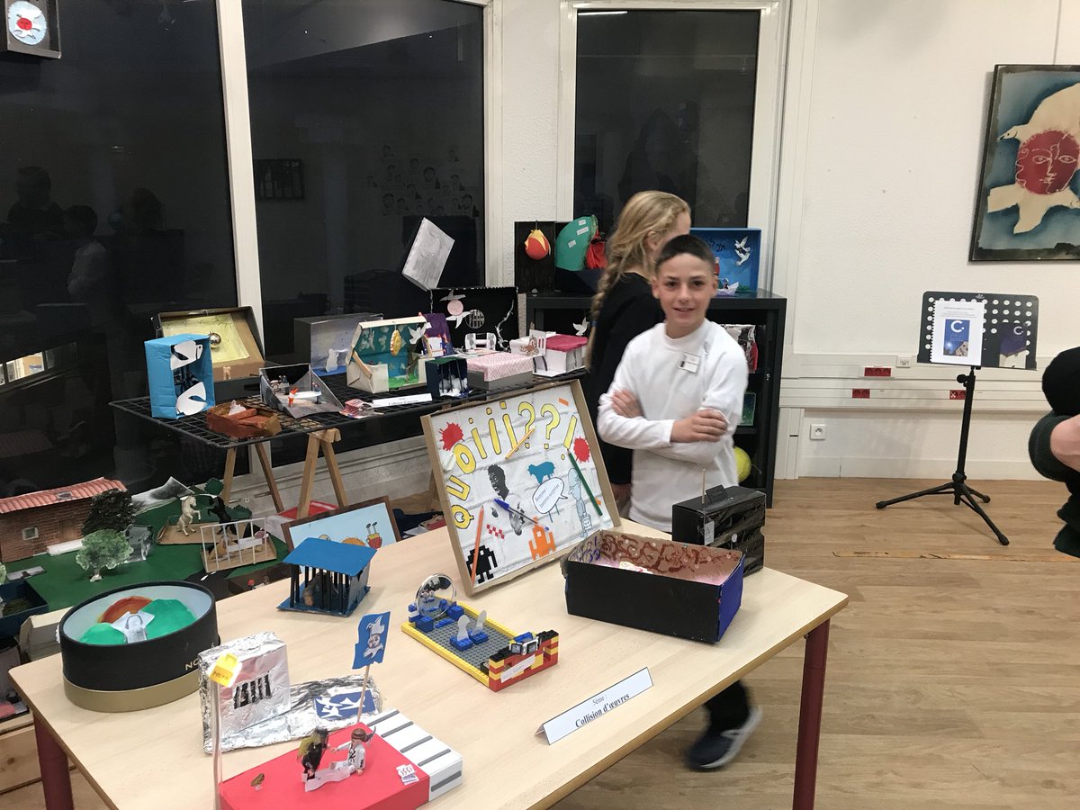 JR_Arts_06's tweet photo. #ArtsPlastiques #EAMS #EAC Clg L.Brea ➡️L’espace d’art au CDI lieu riche de croisements et rencontres des écoles,des collégiens,des parents autour d’œuvres artistiques prêtées par les partenaires et les productions de tous les niveaux #intercycles #parcoursEAC✅@igartsplastique https://t.co/RojpiBwEL4