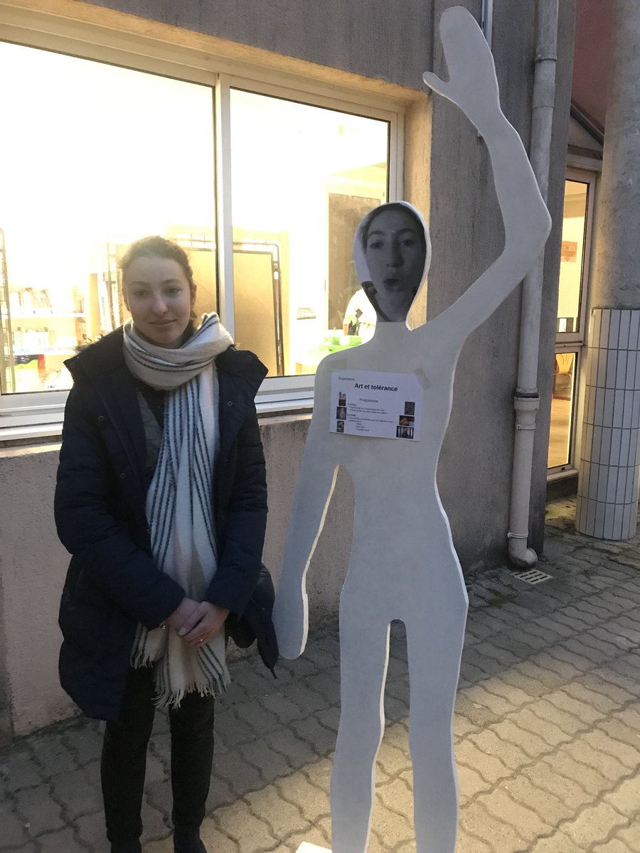 JR_Arts_06's tweet photo. #ArtsPlastiques #EAMS #EAC Clg L.Brea ➡️L’espace d’art au CDI lieu riche de croisements et rencontres des écoles,des collégiens,des parents autour d’œuvres artistiques prêtées par les partenaires et les productions de tous les niveaux #intercycles #parcoursEAC✅@igartsplastique https://t.co/RojpiBwEL4