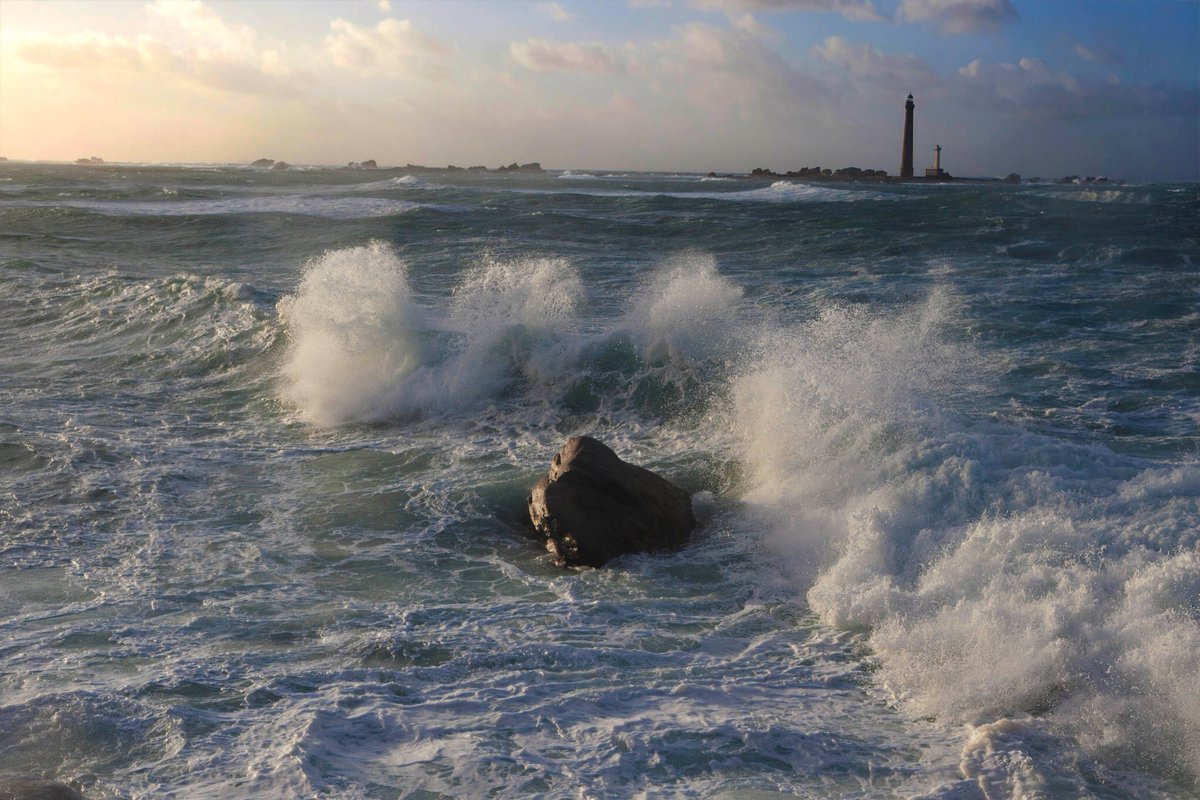Twello en [PHOTO] 💙 RT @RomainPailler Tonnerre de Brest sur le plus grand phare d'Europe !
#MagnifiqueBretagne #Sea #Phare #Tempête #ilevierge #Bretagne