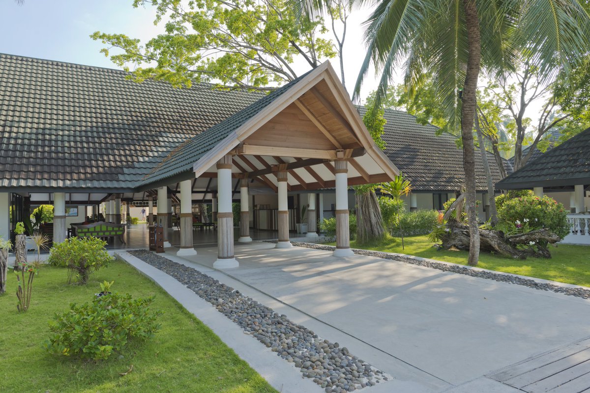 holiday_mv's tweet photo. Lobby area of Holiday Island. Our Guest Service Agents are waiting to welcome you
#maldives #holidayislandresort #villahotels #lobbyarea https://t.co/YFxOAYFqud