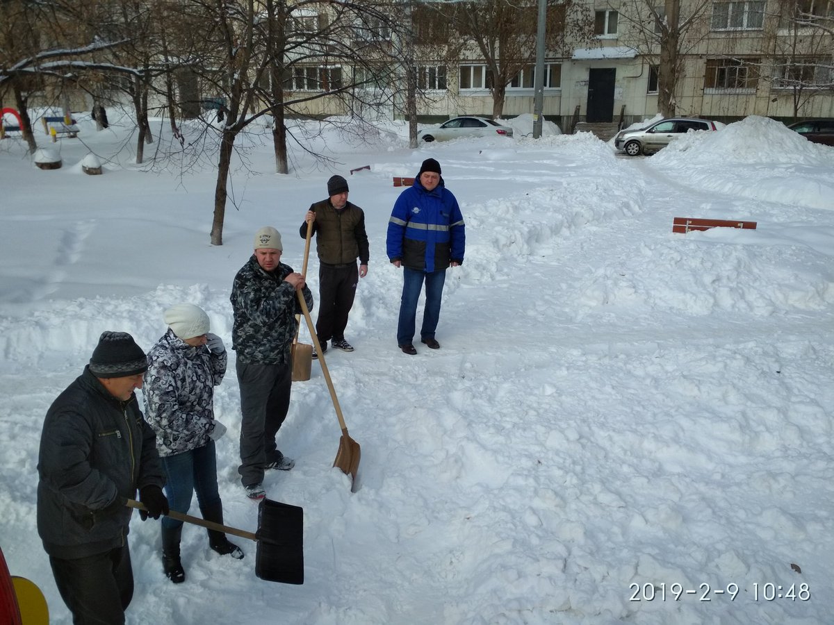 Жители дома N39 по ул. Енисейской вышли на субботник <a href="/Rudakov_i_a/">Рудаков Игорь Александрович</a> <a href="/adm_kir63/">Администрация Кировского района</a> <a href="/ov_safonova/">Ольга</a>