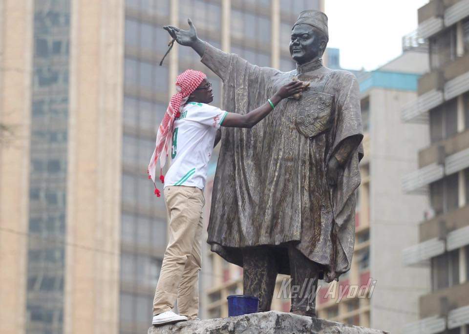 bonfaceosano's tweet photo. So this fan decided to polish the Tom Mboya statue early morning ahead of the #MashemejiDerby later today! https://t.co/8idmvxyTQo
