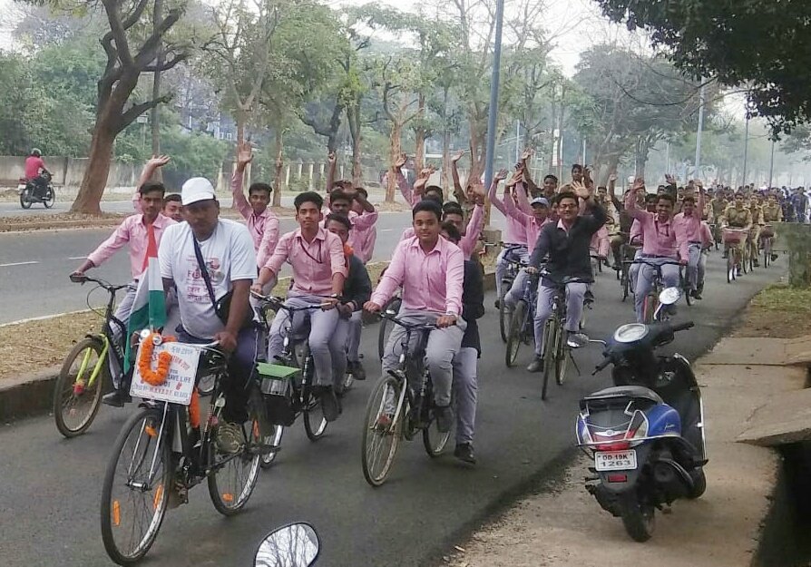 aftab70782201's tweet image. Man is a golden heart Jaydev Rout . Who is staring his journey from kolkata to all over india through his cycle  #Only_One_Aim_100% VBD.
We respect and salute him . He will reached at Bbsr on  tuesday 12 feb
We r arranging a VBD blood donation camp on 13fb . Dedicate to #Jaydev.