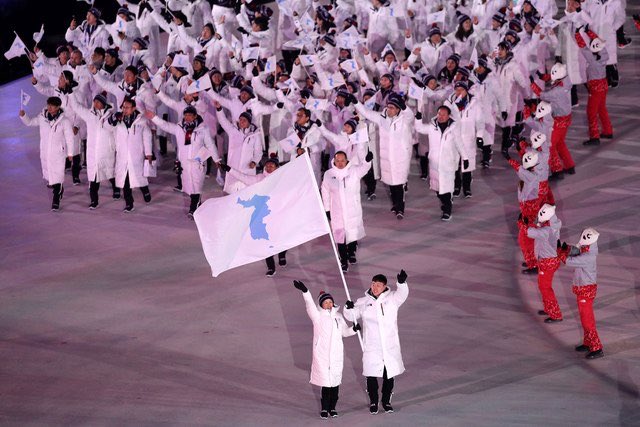 일년 전 오늘, 평창의 밤하늘에 1,218개의 드론이 떠올라 오륜기를 완성했습니다. 땀흘린 선수들과 자원봉사자, 폭설을 이겨낸 젊은 군인들까지 국민 모두 한마음이 되어  평창동계올림픽을 성공으로 이끌었습니다.