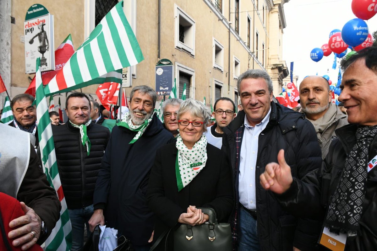 CislNazionale's tweet photo. #9febbraio #FuturoalLavoro @FurlanAnnamaria e Luigi Sbarra in Piazza della Repubblica. Tutti pronti per partire alla volta di San Giovanni per la Manifestazione #CgilCislUil https://t.co/rYHPKlxJXO