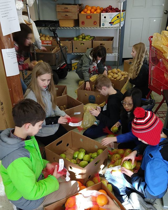 MrRiedl's tweet image. Sorting produce donations on our 4th trip to Neighborhood House so far this year. 🍊🍎🥕🥔 #servingandlearning
