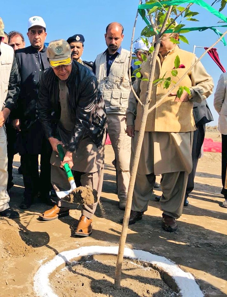 Sana_Jamal's tweet photo. Pakistan's PM @ImranKhanPTI is as passionate about plantation &amp; #GreenPakistan today as he was years ago when he was the captain of Pakistan cricket team. This passion &amp; dedication is truly the mark of a great leader &amp; an inspiration for all 🇵🇰
#Plant4Pakistan #CleanGreenPakistan https://t.co/pOqbR21uXL