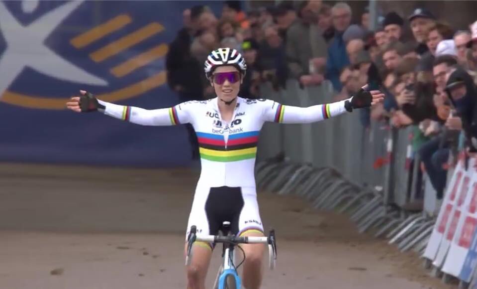 CycrossBlog's tweet image. Victoire de Sanne Cant à Lille ! Elle remporte le classement général.  

1🇧🇪 Sanne Cant
2🇳🇱 Denise Betsema
2🇧🇪 Loes Sels
4🇳🇱 Inge Van der Heijden
5🇬🇧 Nikki Brammaier
6🇧🇪 Ellen Van Loy
7🇺🇸 Katie Compton
8🇧🇪 Laura Verdonschot
9🇳🇱 Annemarie Worst
10🇮🇹 Alice Maria Arzuffi