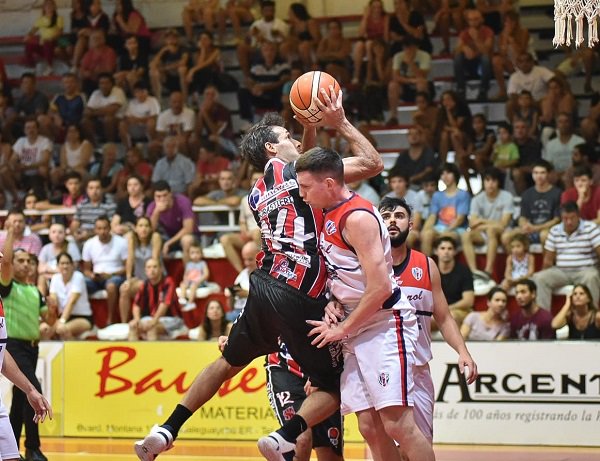 ER_Basquet's tweet photo. Por una nueva fecha de la División Entre Ríos del @basquetfederal, el líder @CentralCCE superó 79-74 a Peñarol de Tala (@PrensaCSP) en Gualeguaychú. Bernasconi goleador con 17 puntos.
https://t.co/UpD2fiVNn7 https://t.co/ScANlO16bf