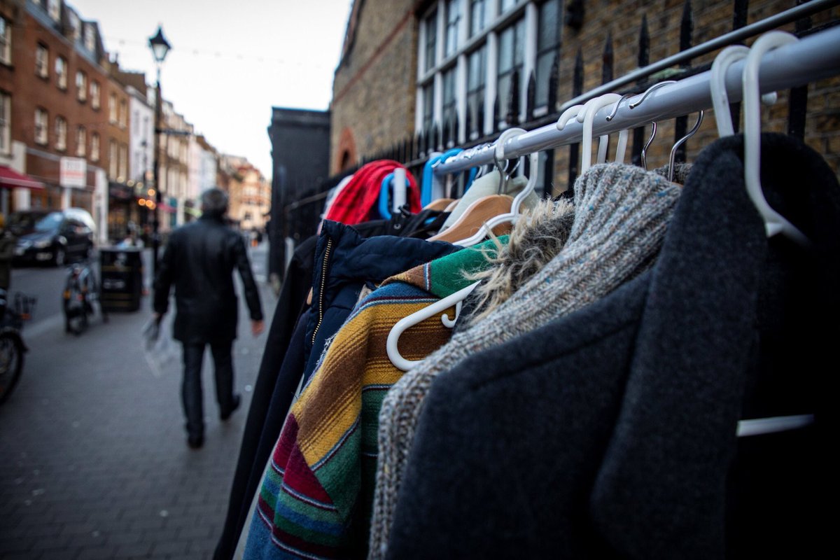 2/. By the afternoon the clothes rail was almost full. 

People living &amp; working in the area had hung up coats &amp; jackets as well as gloves, hats, scarves &amp; blankets.

#Homeless people &amp; rough sleepers helped themselves to what ever they needed. And it wasn’t just clothes....#TOLO