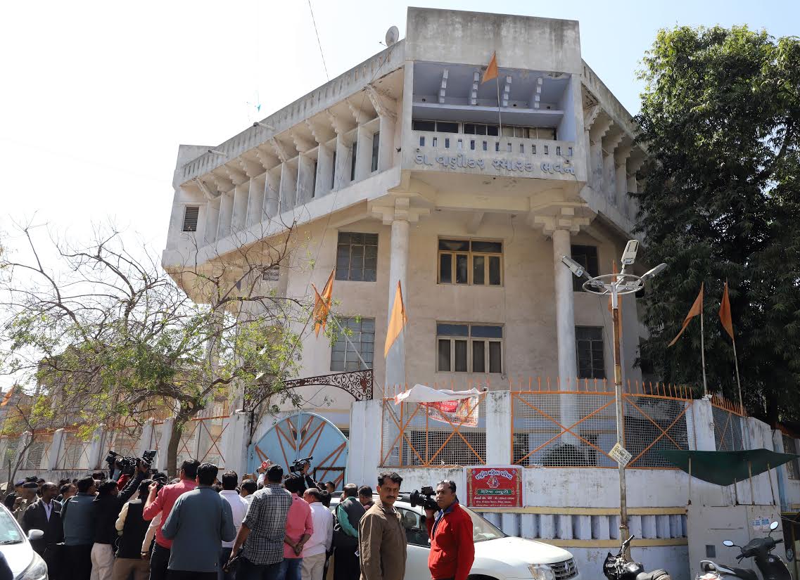 VHP seeks possession of its Gujarat head-office back in police presence; Togadia and aides who parted way and formed AHP refuse to vacate it