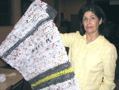 How ingenious! A group of older women in the US are using discarded plastic bags to weave them into sleeping mats for the homeless. Apparently, it takes 600 bags to make an 18 square foot mat. The group in one year used approx. 52000 bags and made 88 mats. bit.ly/2BgHJYz