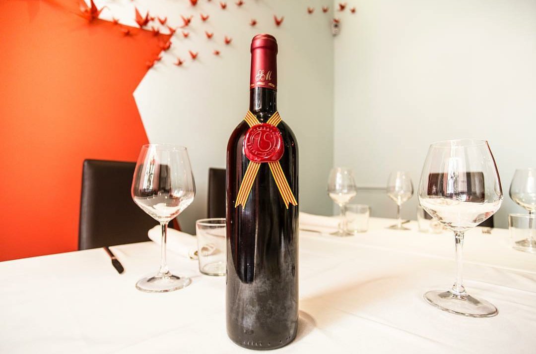 ¿Empezamos descorchando una botella de Antonio Salas, de la Bodega Casa Mateu? En la comida o en la cena, lo que tú prefieras.