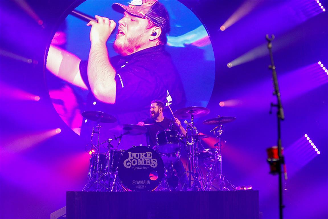 What a party with <a href="/lukecombs/">Luke Combs 🎤</a> <a href="/LancoMusic/">LANCO</a> and <a href="/jamesonrodgers/">Jameson Rodgers</a> at @theverizonarena! Thanks to <a href="/srallensphotog/">Steve Rallens</a> we've got a great gallery of pics at kssn.iheart.com/content/2019-0…