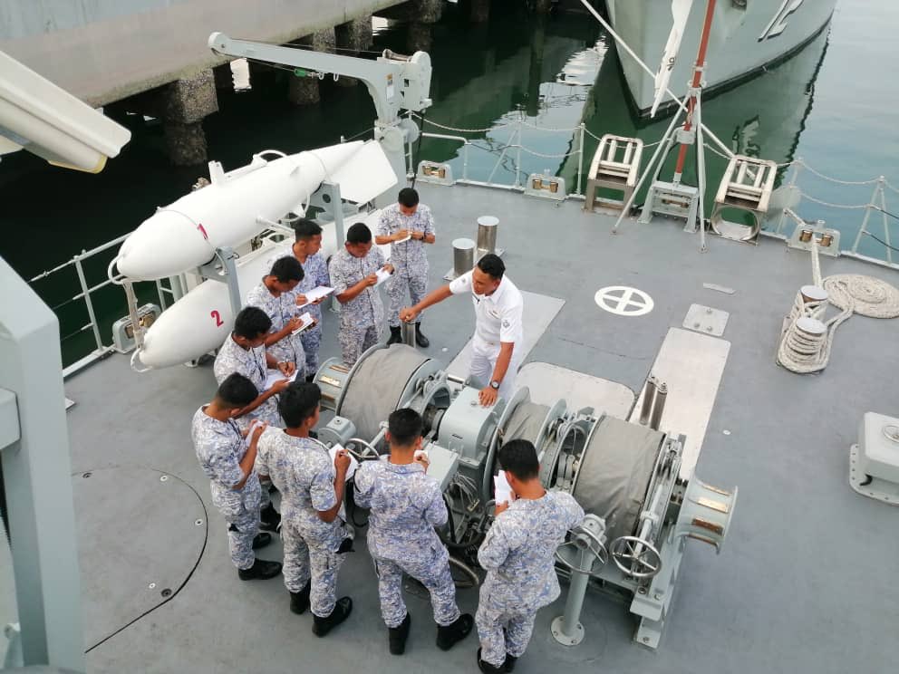 KD PELANDOK (@kdptldm) on Twitter photo Latihan Sambil Belajar (LSB) 3/19. Penglibatan 5 buah kapal TLDM bagi 60 orang pelatih KDP menjalani LSB; usaha ke arah menyediakan warga The Navy People yang berpengetahuan dan kompeten.
<a href="/tldm_rasmi/">Royal Malaysian Navy</a> @MPPL_TLDM <a href="/reza_azeranil63/">reza</a> <a href="/ArisAdiTanBinA1/">Aris Adi Tan Abdullah</a> <a href="/fmyeor/">Farizal Myeor</a> <a href="/jamaludinsairi/">Jamaludin Hj Sairi</a> Latihan Sambil Belajar (LSB) 3/19. Penglibatan 5 buah kapal TLDM bagi 60 orang pelatih KDP menjalani LSB; usaha ke arah menyediakan warga The Navy People yang berpengetahuan dan kompeten.
<a href="/tldm_rasmi/">Royal Malaysian Navy</a> @MPPL_TLDM <a href="/reza_azeranil63/">reza</a> <a href="/ArisAdiTanBinA1/">Aris Adi Tan Abdullah</a> <a href="/fmyeor/">Farizal Myeor</a> <a href="/jamaludinsairi/">Jamaludin Hj Sairi</a>