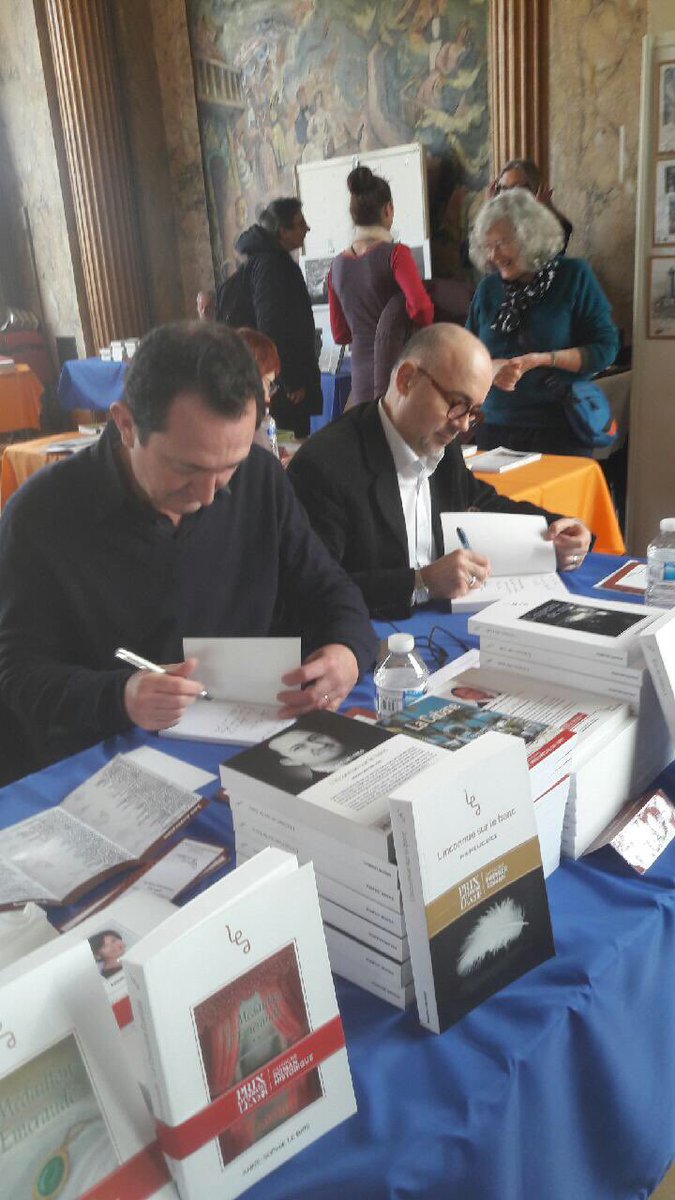 phildarkangel's tweet photo. #salon #LirelaBretagne @EAbordables #roman #Lacabane #linconnuesurlebanc #Loiseaudenuit @phildarkangel https://t.co/Xn9D8kqOH1