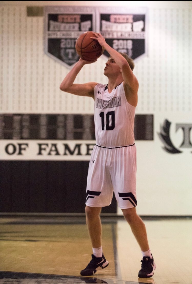 DomHighBaseball's tweet image. Two #domBASEketball players @cole_hepler and @_jmcelroy3_ check in to the countdown with nine days left until they put down the 🏀 and pick up the ⚾️. Single digits! @DominionHoops