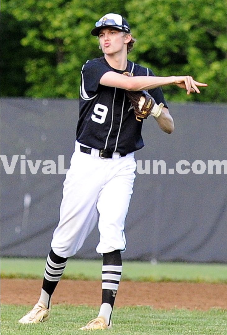 DomHighBaseball's tweet image. Two #domBASEketball players @cole_hepler and @_jmcelroy3_ check in to the countdown with nine days left until they put down the 🏀 and pick up the ⚾️. Single digits! @DominionHoops
