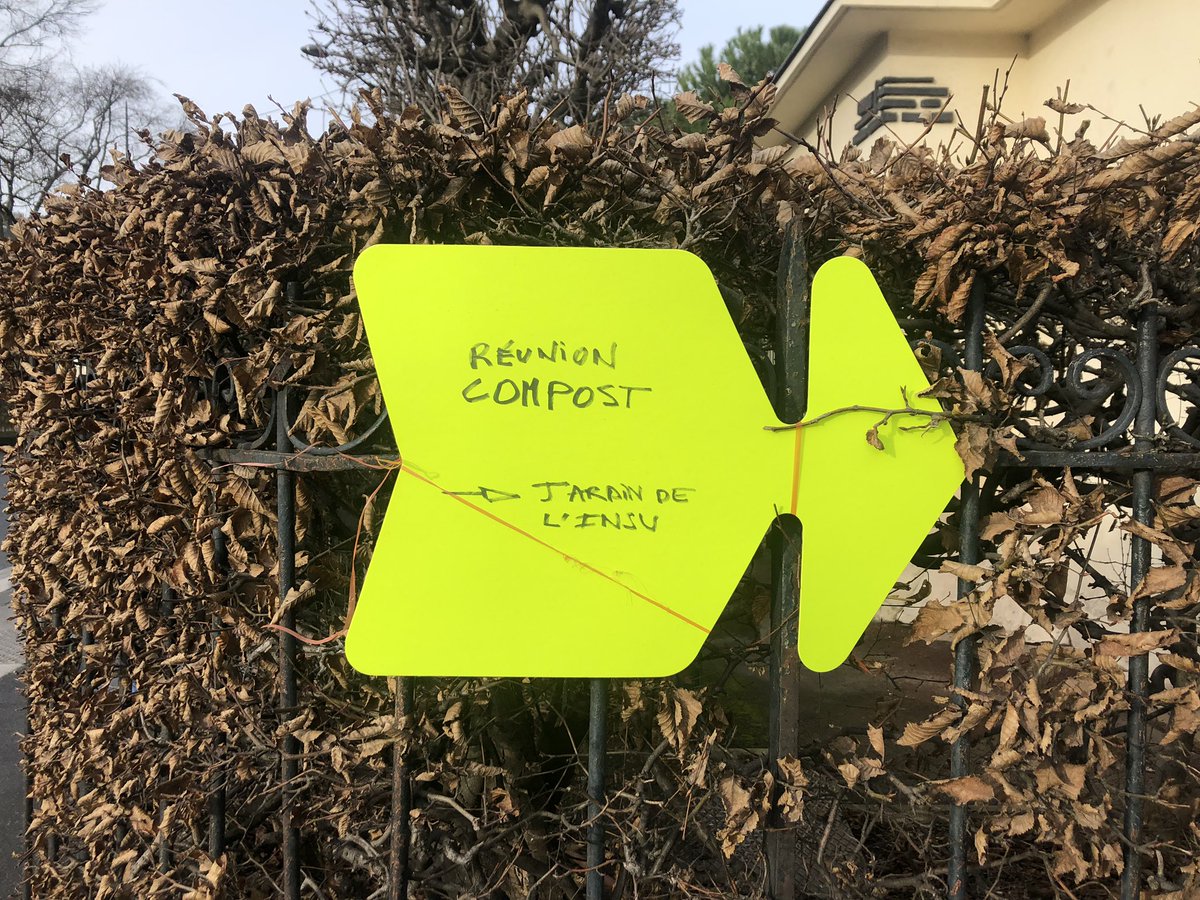 jardindelinsu's tweet photo. Par ici #Jardindelinsurrection — panneau attaché avec un fil de sac poubelle ramassé par terre #symbole #réemploi #CompostdelInsu https://t.co/rPFW4L9rRv
