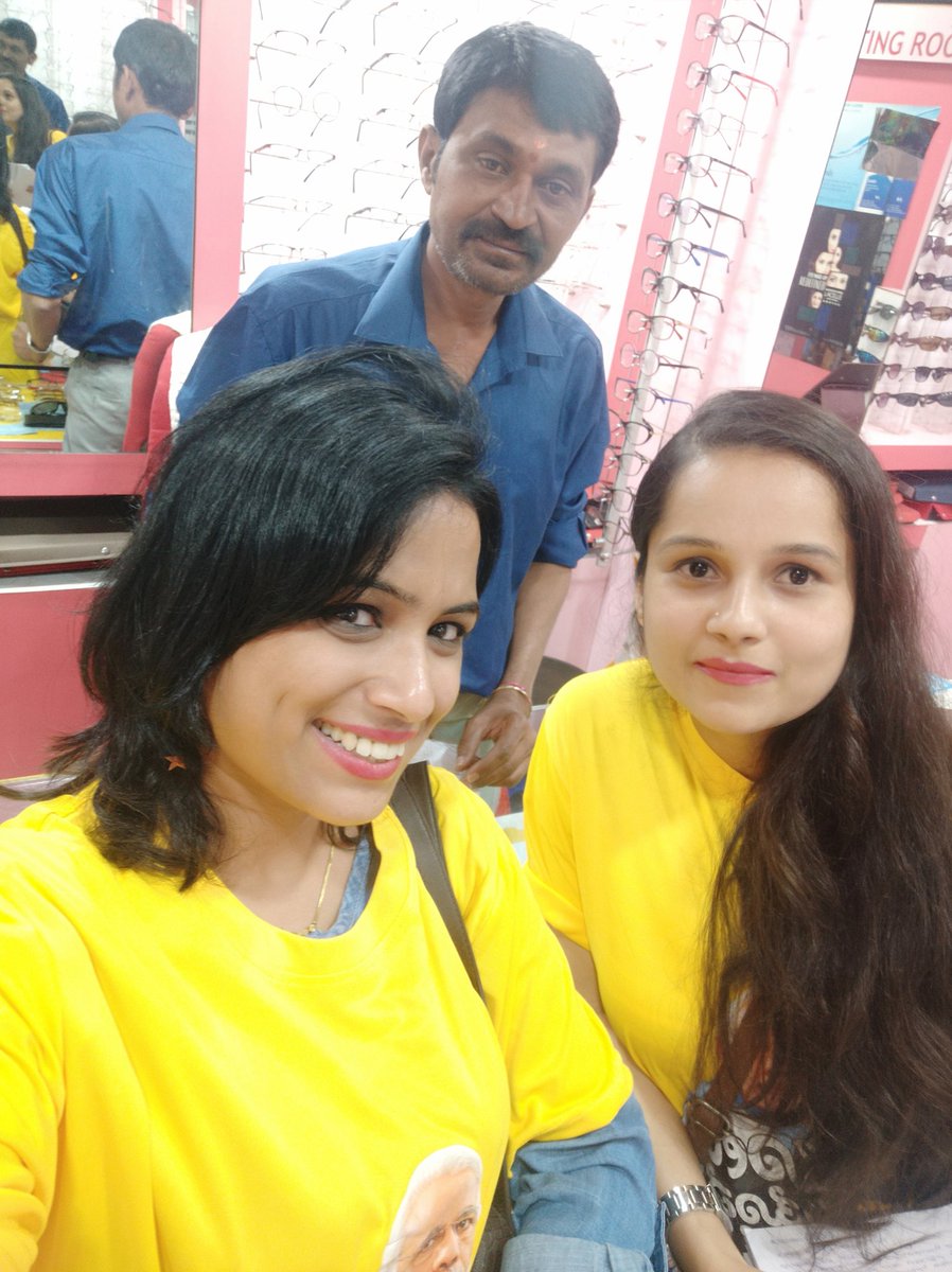 itssitu's tweet image. This girl deserves all the appreciation as she managed to get 70 kannada handwritten notes for #NamoAgain campaign @Nagashreee21 👌

#MODIfying Bhashyam circle today 😊