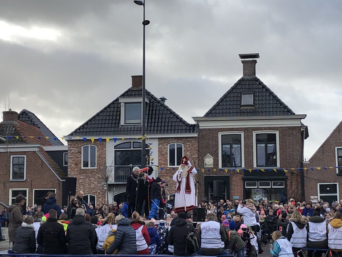 ZanderLamme's tweet photo. Sint Piter geeft een speech in het Fries en zegt dat de voorzitter van SC Heerenveen jaloers zou zijn om de hoeveelheid mensen die vandaag aanwezig zijn. https://t.co/j0H61wiaYG