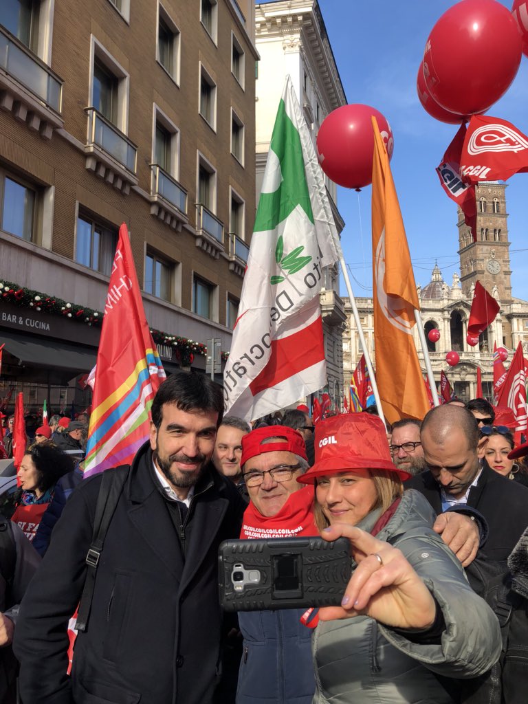 maumartina's tweet photo. Il nostro posto è qui. Con il mondo del lavoro che chiede futuro e non si rassegna. In tantissimi oggi in piazza contro le scelte di Lega e Cinque Stelle #Futuroallavoro #CgilCislUil #fiancoafianco https://t.co/vCDHyBcxjB