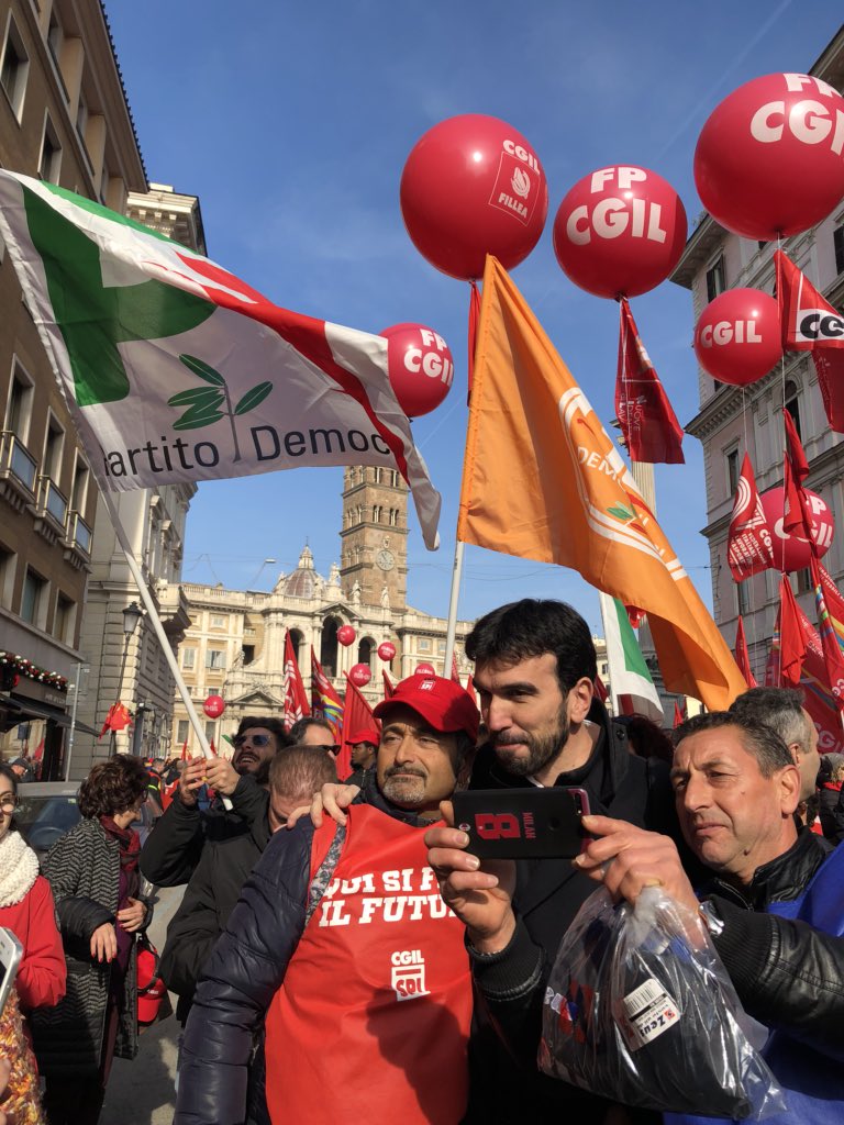 maumartina's tweet photo. Il nostro posto è qui. Con il mondo del lavoro che chiede futuro e non si rassegna. In tantissimi oggi in piazza contro le scelte di Lega e Cinque Stelle #Futuroallavoro #CgilCislUil #fiancoafianco https://t.co/vCDHyBcxjB