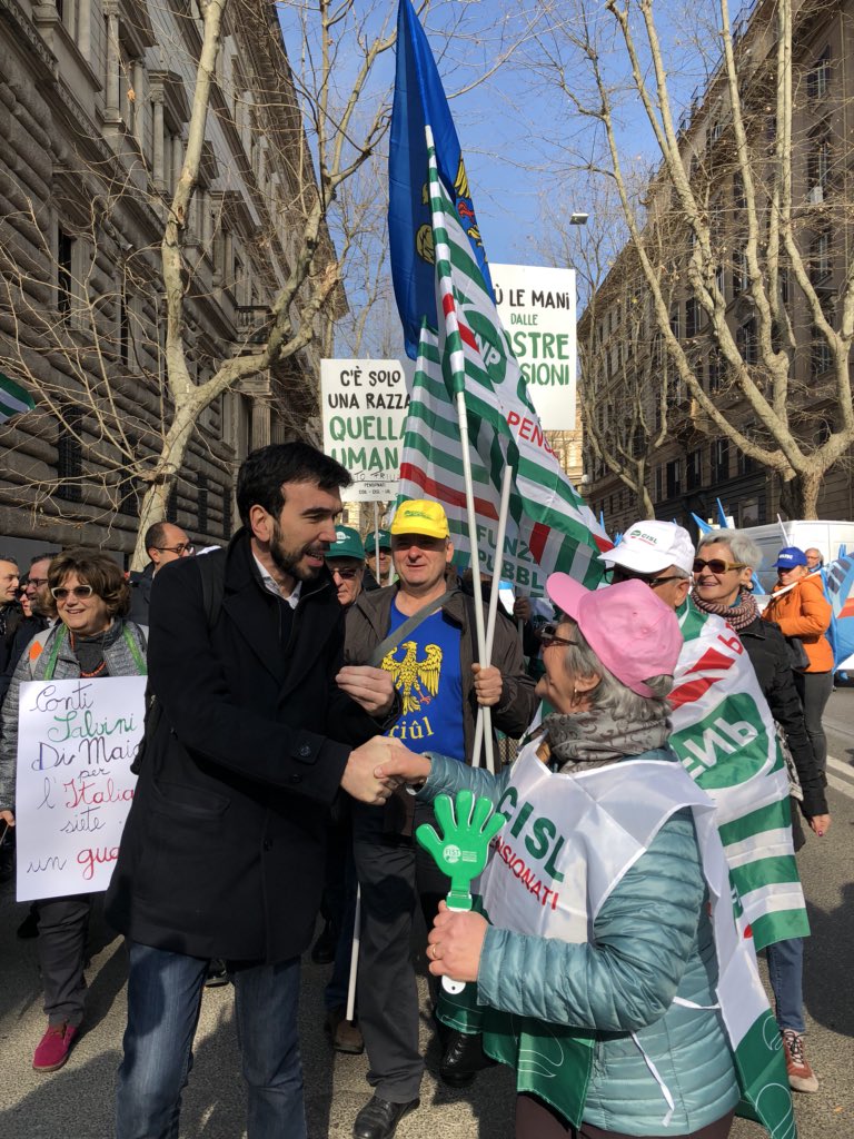 maumartina's tweet photo. Il nostro posto è qui. Con il mondo del lavoro che chiede futuro e non si rassegna. In tantissimi oggi in piazza contro le scelte di Lega e Cinque Stelle #Futuroallavoro #CgilCislUil #fiancoafianco https://t.co/vCDHyBcxjB