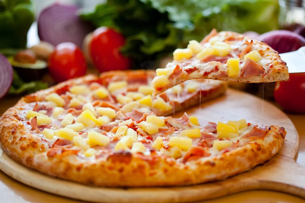 As a West Coast Canadian I am sure everyone can all agree that Hawaiian Pizza is the best pizza ever invented. #NationalPizzaDay 
RT for YES
Like for YES
Ignore for YES
There is no such thing as NO when it comes to Hawaiian Pizza.