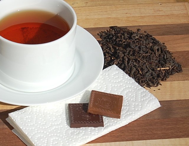 Чай и плитка шоколада. Чай с шоколадом. Шоколад с чаем. Чай черный шоколад. Чай с горьким шоколадом.