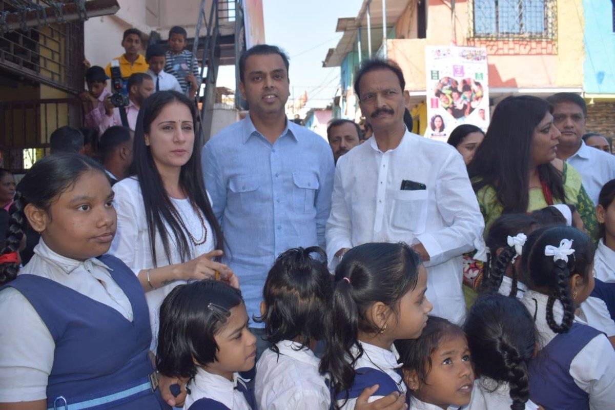 IrfaanPatel3's tweet photo. Very happy to see the good work social activist @ROUBLENAGI @milinddeora are doing #FridayFeeling #misaalmumbaihealthcamp #TruePathOfHumanity https://t.co/6Jc0Oih9nV