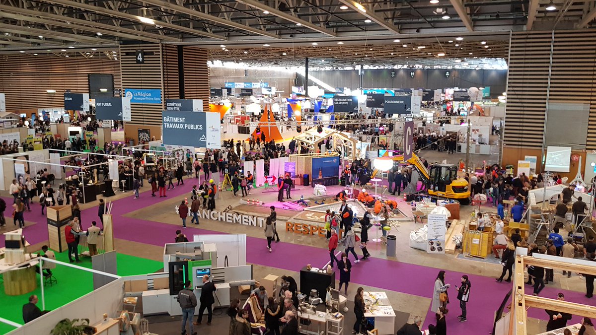 amcordier's tweet photo. Petit tour au Mondial des Métiers à Lyon ce matin pour parler d'IA avec le grand public, les jeunes et la presse. Allez-y... C'est une belle expérience ! Plein de choses à voir,  apprendre et à expérimenter @LyonisAi @pressemdm @HoomanoCompany https://t.co/AIi9XnEzU1