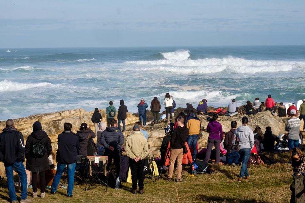 🌊🏄🏽‍♂️🏄🏼‍♀️ Ambientazo en la #VacaGigante en #Santander. 
¡No os lo perdáis! 
Las condiciones climatológicas no pueden ser mejores 📸