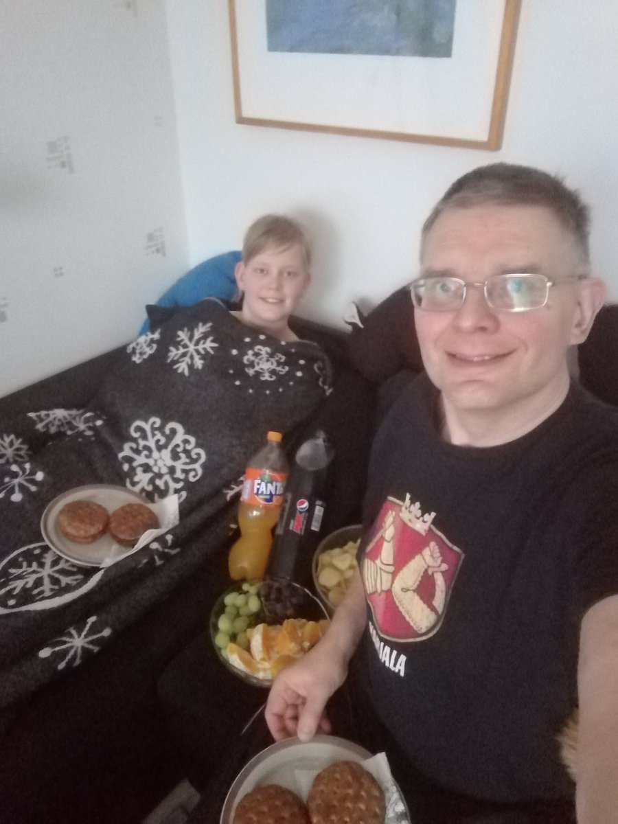 JuhaTenhonen's tweet photo. #KuusaanHukat ja #kisastudio sekä #kisaeväät ovat valmiina #yletv2📺 #eht #finvscze🇫🇮🇨🇿 #äijäbrunssi #makkarapihvijuustohampurilaiset #pepsimax #fanta #sipsit #hedelmiä #laskiaispullat #kahvi #kaakao https://t.co/CZlSs8HNsV