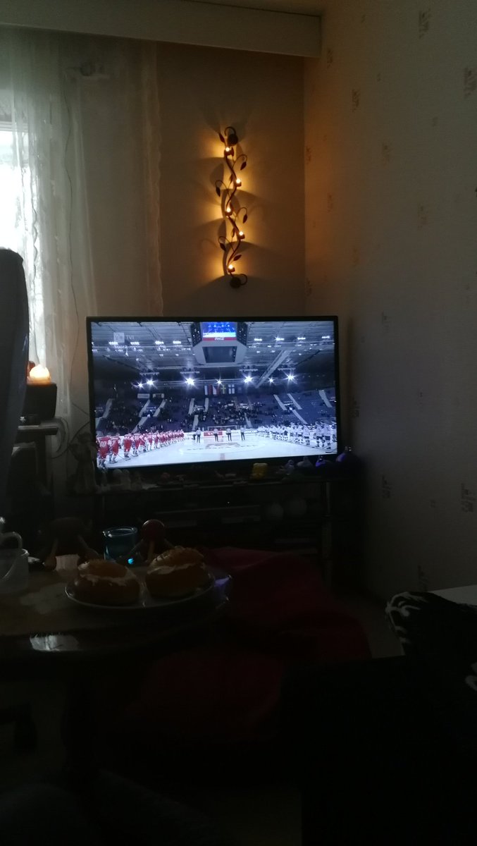 JuhaTenhonen's tweet photo. #KuusaanHukat ja #kisastudio sekä #kisaeväät ovat valmiina #yletv2📺 #eht #finvscze🇫🇮🇨🇿 #äijäbrunssi #makkarapihvijuustohampurilaiset #pepsimax #fanta #sipsit #hedelmiä #laskiaispullat #kahvi #kaakao https://t.co/CZlSs8HNsV