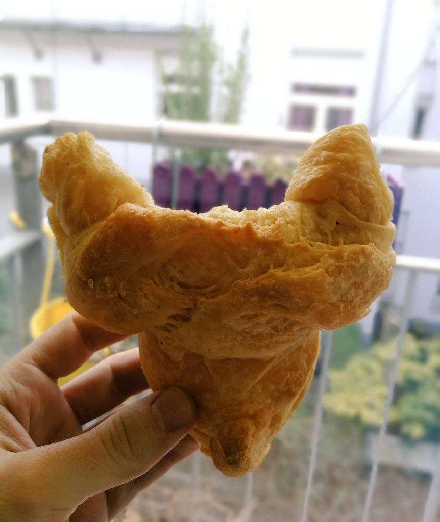 joopx's tweet photo. Und ich hatte mich schon gewundert, dass die Bäckereifachverkäuferin einen Pferdefuß hinter sich herzog. 🥐👹 https://t.co/U6XEJboQ4z