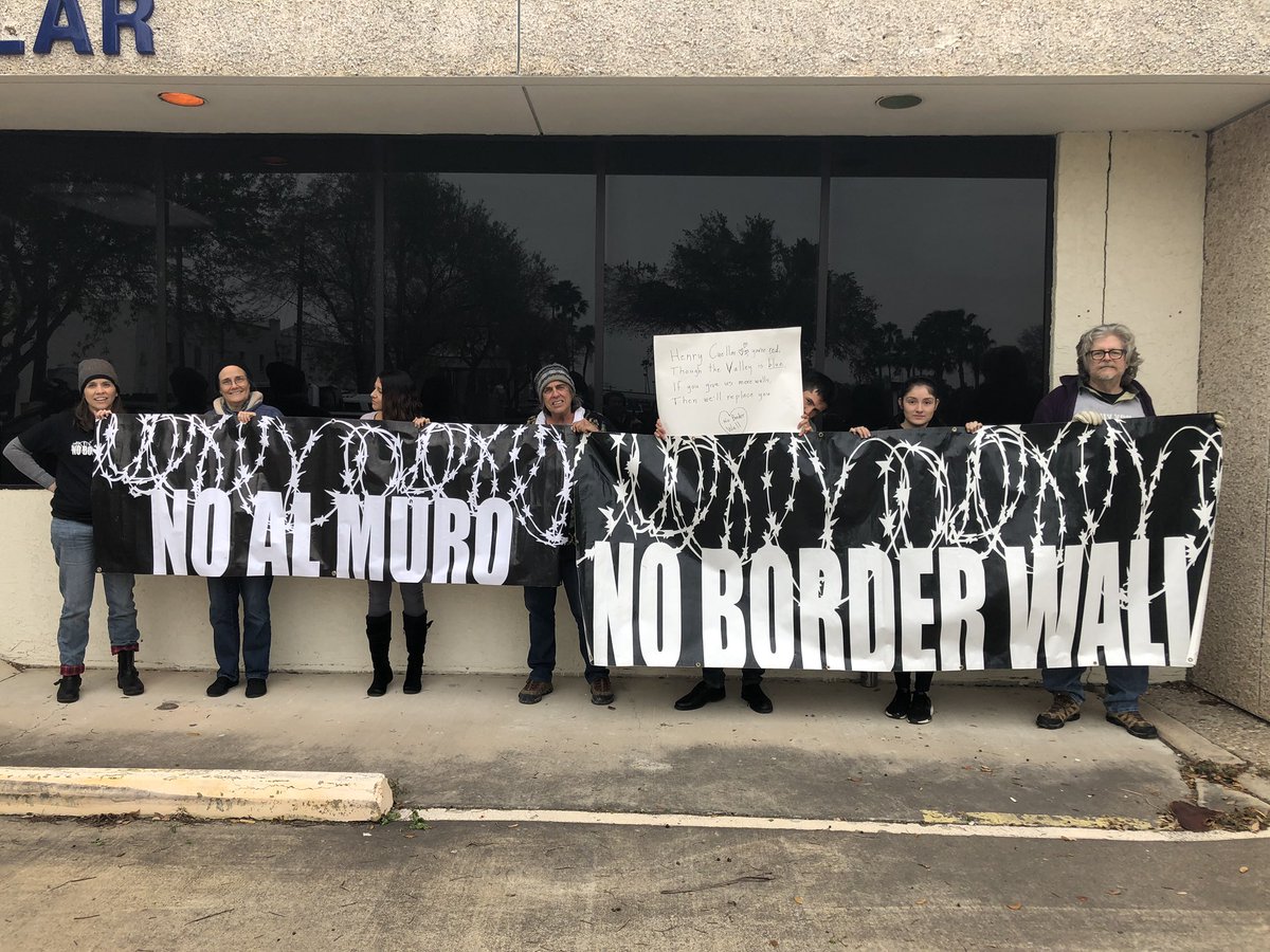 LuluGNavarro's tweet photo. Yesterday in Mission Texas there was a protest against the border wall. https://t.co/JXrcKAWvlo