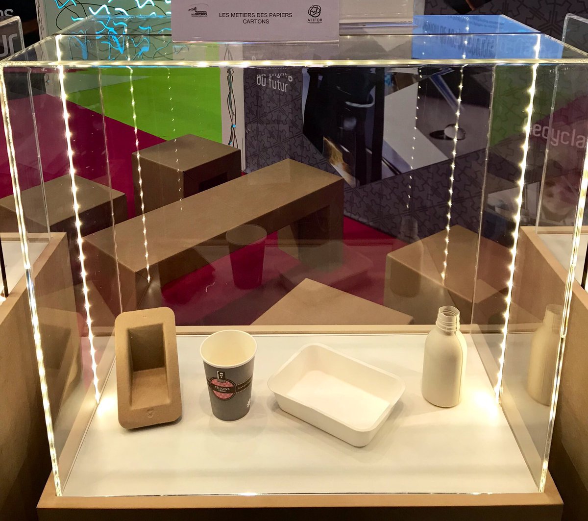 Afifor_Unidis's tweet photo. 🕛 Buvez à la bouteille ! 🍶
La cellulose moulée, vous connaissez ? La boîte à œuf 🥚, pas de quoi en faire un plat. 🥣
Et bien si justement : plats, plateaux, barquettes, assiettes, boîtes et même bouteilles… bref, tout ce que vous voulez. 😋🍽 #Innovations #StandIPC #MDM2019 https://t.co/hD9Pan0ZQi