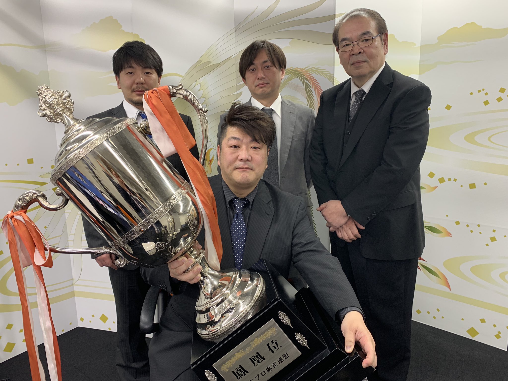 日本プロ麻雀連盟 第35期鳳凰位は吉田直 最後まで攻め抜いての初タイトルとなりました 優勝 吉田直 2位 Hiro柴田 3位 勝又健志 4位 前原雄大 T Co B8qkgwiqmy Twitter