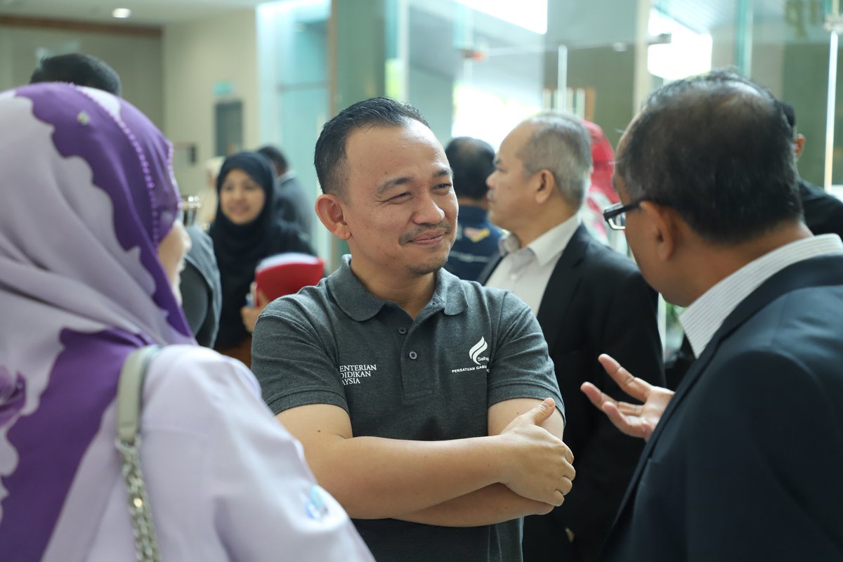 AKEPT_MoHE's tweet photo. 9 Februari 2019
Interaksi bersama YB Menteri Pendidikan, Dr. Maszlee Malik bersama Pengerusi Lembaga Pengarah dan Naib Canselor Universiti Awam: Hala Tuju Universiti Awam Tahun 2019.
#AKEPT
#KPMSPT
#10TAHUNAKEPT
#ShapingMindsBuildingLeaders https://t.co/GOSvk9A2wQ