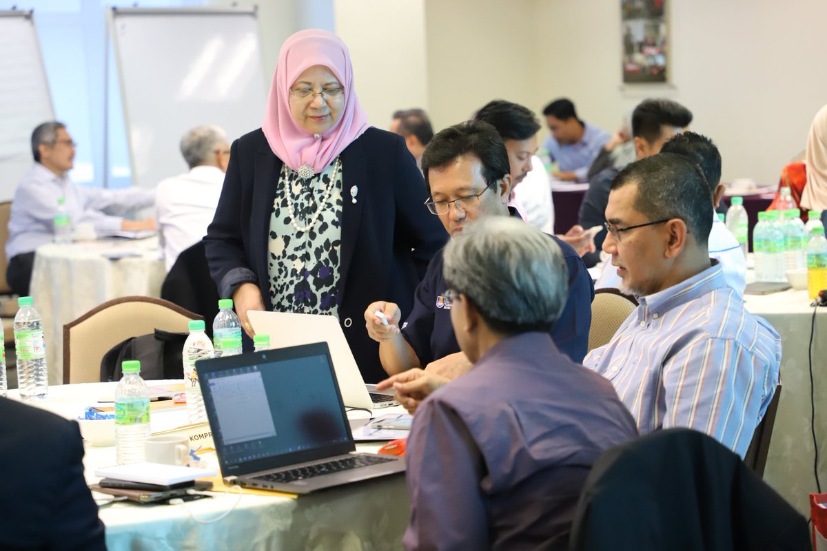 AKEPT_MoHE's tweet photo. 9 Februari 2019
Interaksi bersama YB Menteri Pendidikan, Dr. Maszlee Malik bersama Pengerusi Lembaga Pengarah dan Naib Canselor Universiti Awam: Hala Tuju Universiti Awam Tahun 2019.
#AKEPT
#KPMSPT
#10TAHUNAKEPT
#ShapingMindsBuildingLeaders https://t.co/GOSvk9A2wQ