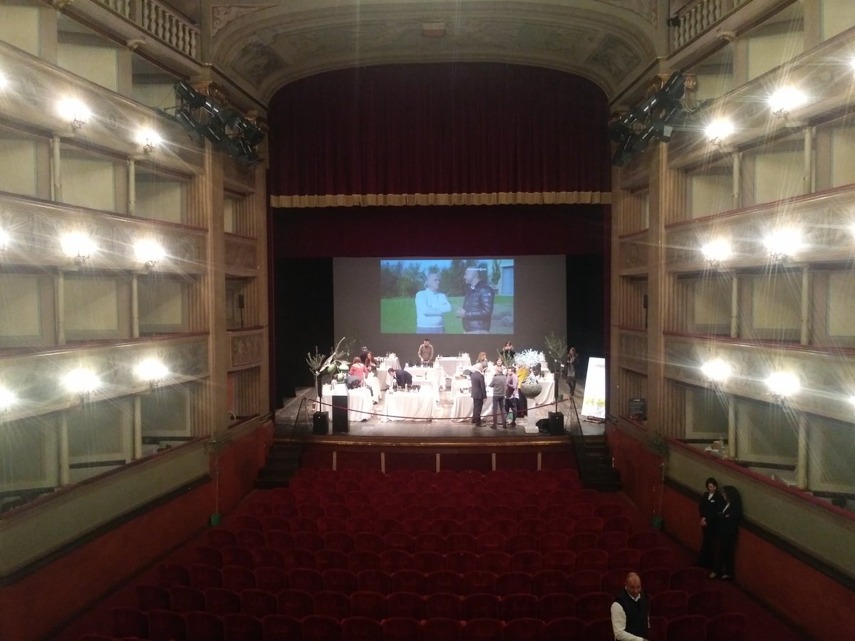 ItaliaaTavola's tweet photo. L'olio italiano, attore protagonista sul palco della qualita #extralucca @Maestrodolio #iat https://t.co/ItPmH47lvM