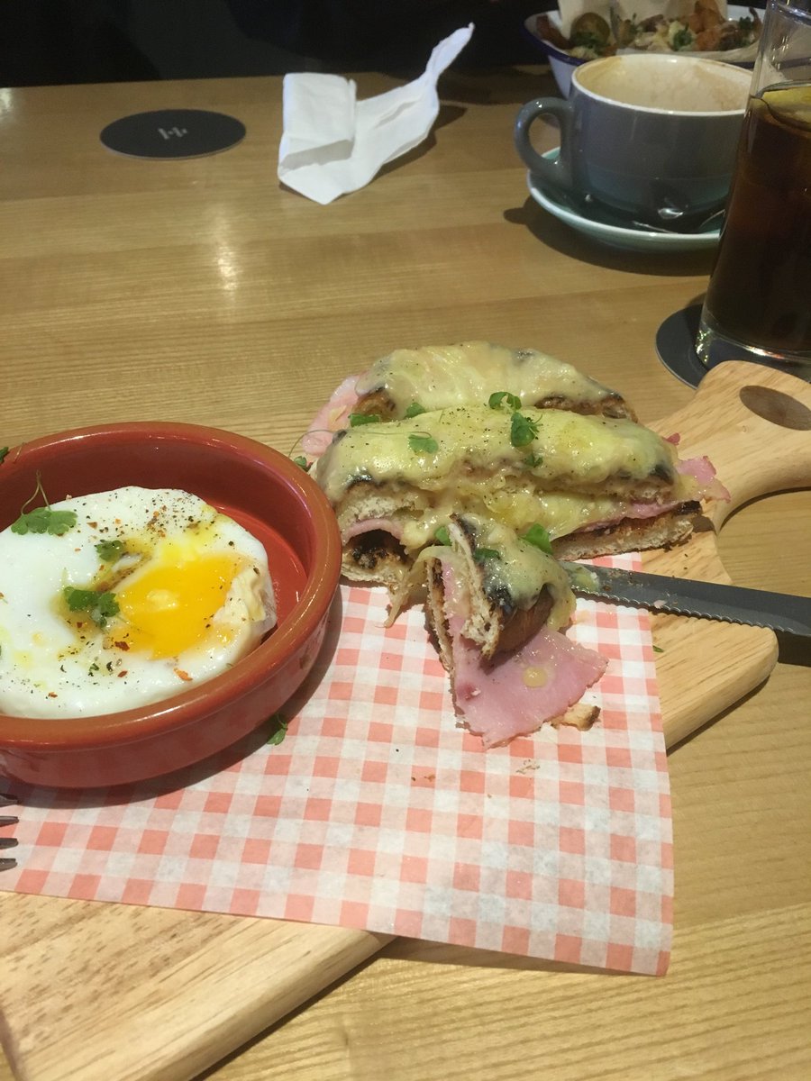 Thinkpenguin's tweet photo. Brunch, the best way possible with @Fish22Adrian at @AtomBarHull with the most delicious food from #Glugg https://t.co/FlmflfIY1S