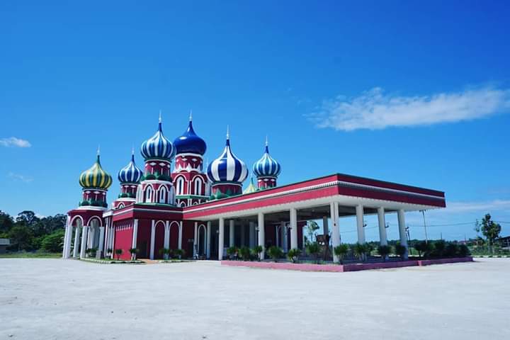 FromMarang's tweet photo. Masjid Lapan Kubah, Kg.Lapan Kotak, Besut Terengganu. 

Keunikan masjid ini seperti bangunan yg terdapat di Rusia dgn lapan kubah bercorak. Kombinasi warna hijau, kuning, merah, putih dan biru. 
#amazingterengganu
#frommarang
#visitterengganu 
#terengganumajuberkatsejahtera https://t.co/9EHOb7Y82X