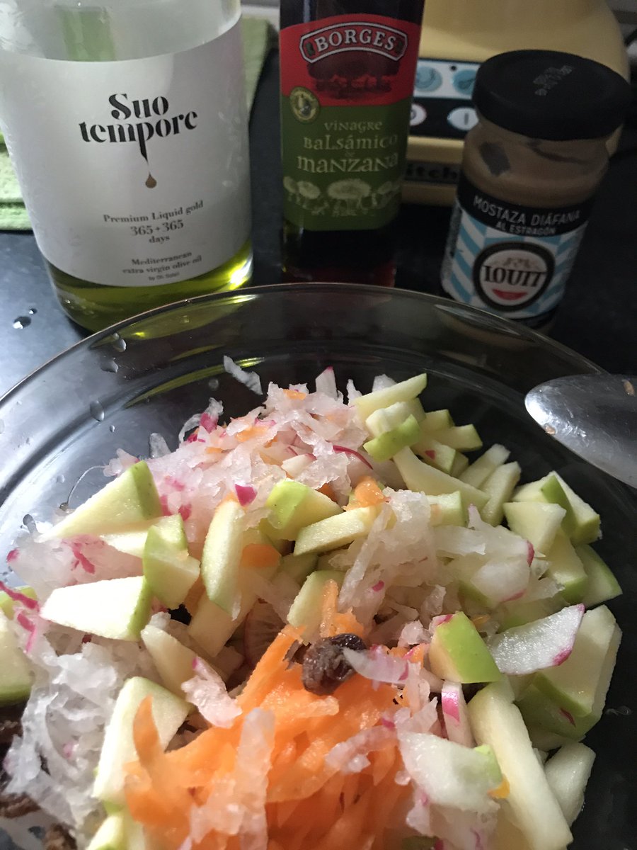alacartemenus's tweet photo. Libros que son fuente eterna de inspiración: Karin Leiz @RBALibros
Hoy, 3 recetas en una: ensalada de rábanos + zanahoria + manzana + pasas
Vinagreta: zumo de mandarina + #AOVE #Suotempore + vinagre de manzana @Borges_es + mostaza de estragón #Louit + sal + pellizco de azúcar https://t.co/CgxgANfhlO