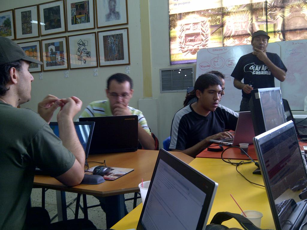 JblancoB's tweet image. Mira éste #TBT @phenobarbital
en #Barinas #CayapaCanaima #GNU #Linux #Mayo2012