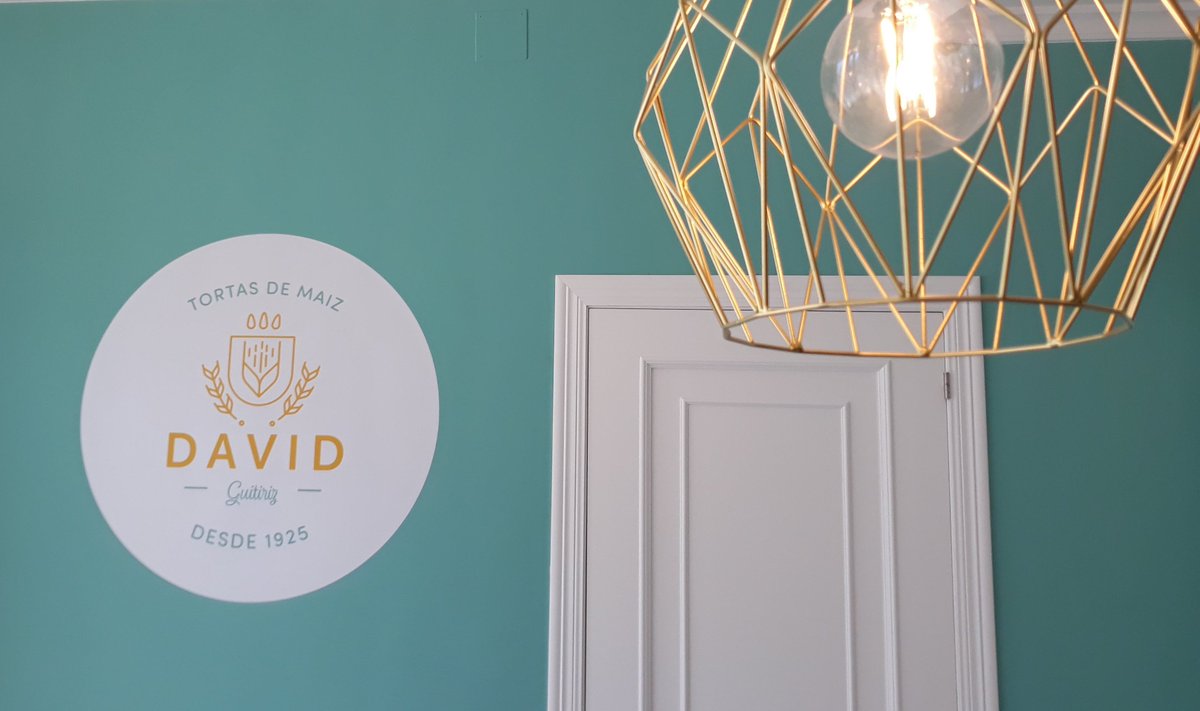 🥧🍰 En el desayuno, de postre, a la hora de la merienda... La torta de maíz siempre es un buen plan. Por eso en #Guitiriz nos pidieron una aplicación de pared para recordárselo a sus clientes! Y tú, ¿qué nos pides tú?