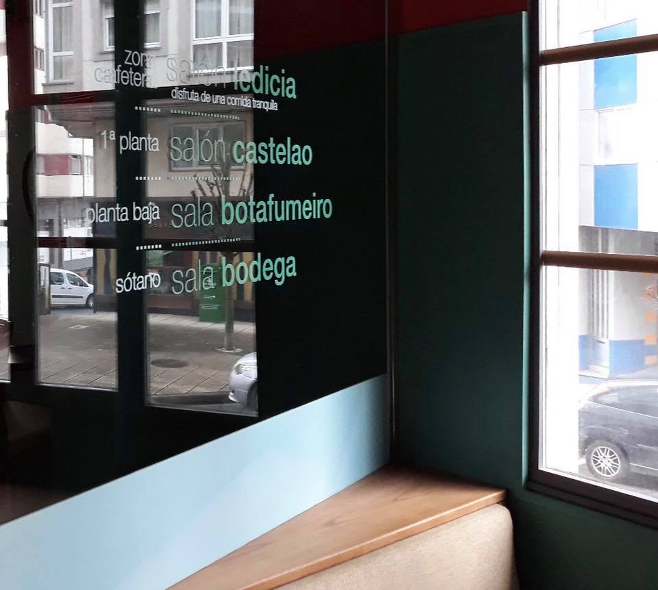 🤔🤔 Quién dijo que el cristal es una superficie aburrida que no da juego? En #Imprimate te ayudamos a combinar la elegancia de ese material con la personalidad propia que tú le quieres imprimir a tu proyecto! Mira si no este de un restaurante en #Lugo