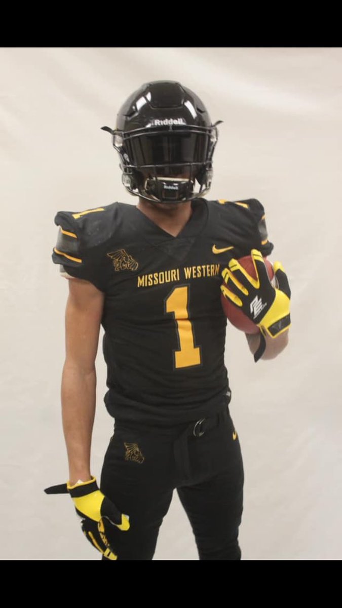 DDarien33's tweet photo. ALL GLORY TO GOD!! ❤️🙌 This Grind is never going to stop!! Im All In! 🎒#FL19HTCREW #GriffonNation @CoachWillie @Coach5000Watts @CoachCrenshaw https://t.co/rhZZa26hFF