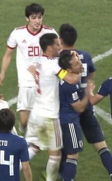 ট ইট র 野田草履p アズムンが柴崎に張り手 長友たちが止めに入る どさくさに紛れて長友がイランの選手にヘッドロックされる なぜか 長友がイエローカード出される 審判はオーストラリアのクリストファー ビーン Daihyo Samuraiblue 日本代表 ট ইট র 野田草履p アズムンが柴崎に張り手 長友たちが止めに入る どさくさに紛れて長友がイランの選手にヘッドロックされる なぜか 長友がイエローカード出される 審判はオーストラリアのクリストファー ビーン Daihyo Samuraiblue 日本代表